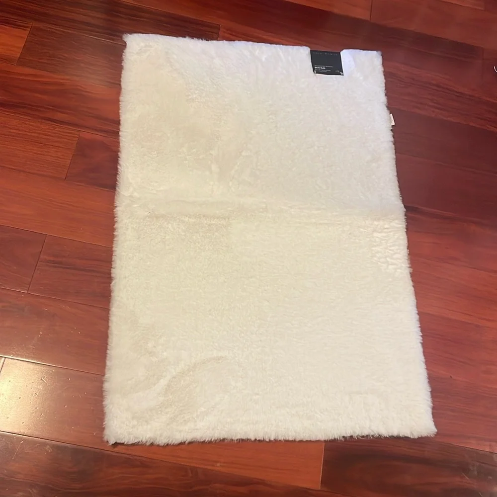 New 24” x 36” Bath Rug White - ARCH / MANTLE